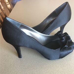 Nina Sz 9.5-10 (Sz 10 runs small) black satin ruffle peep toe  3.5” high heel